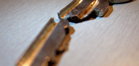 Jak usunąć złamany klucz z zamka?
